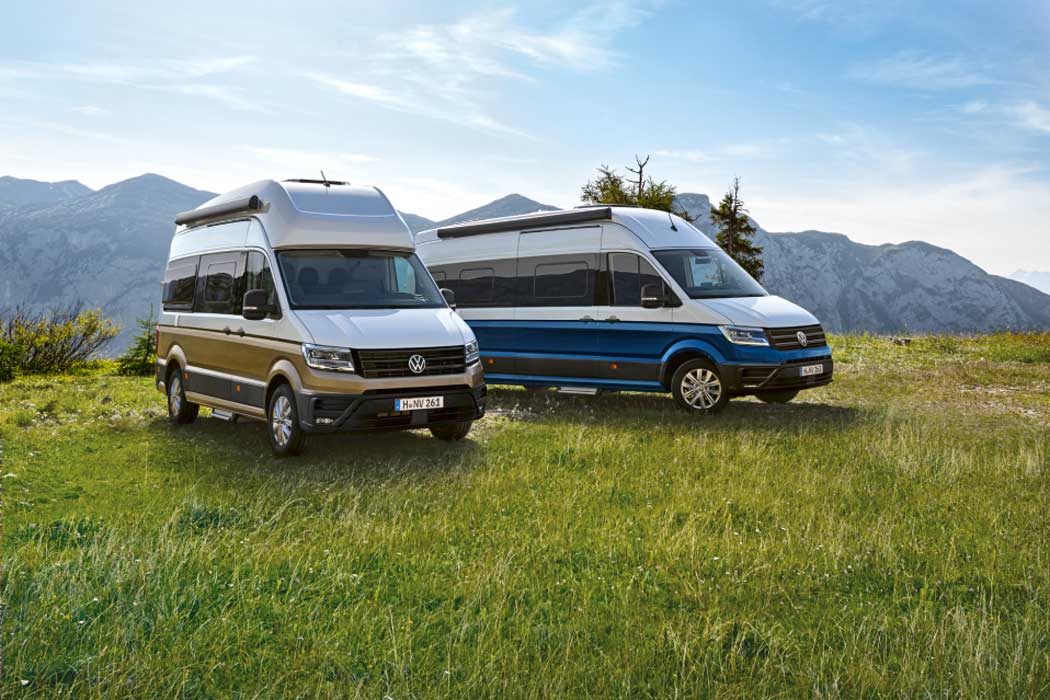 Zwei Campervans auf Wiese
