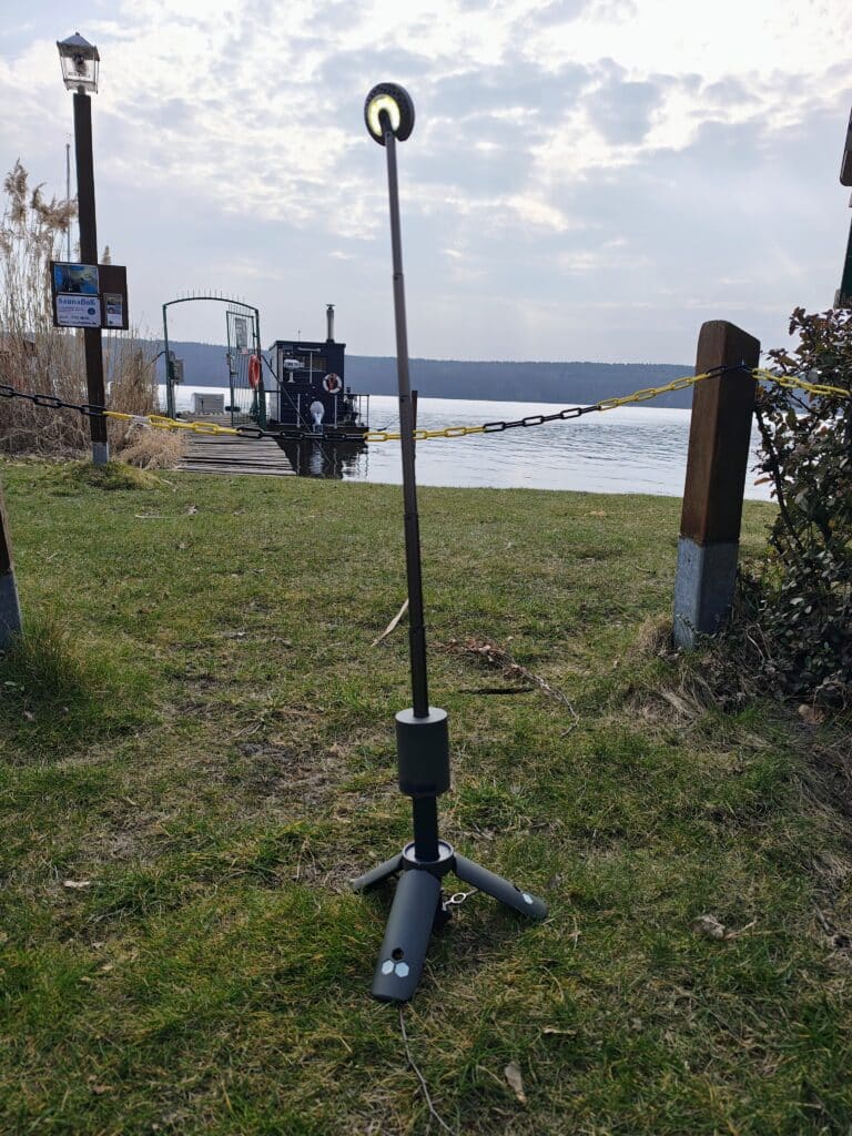 Outask Teleskoplampe  an einem See